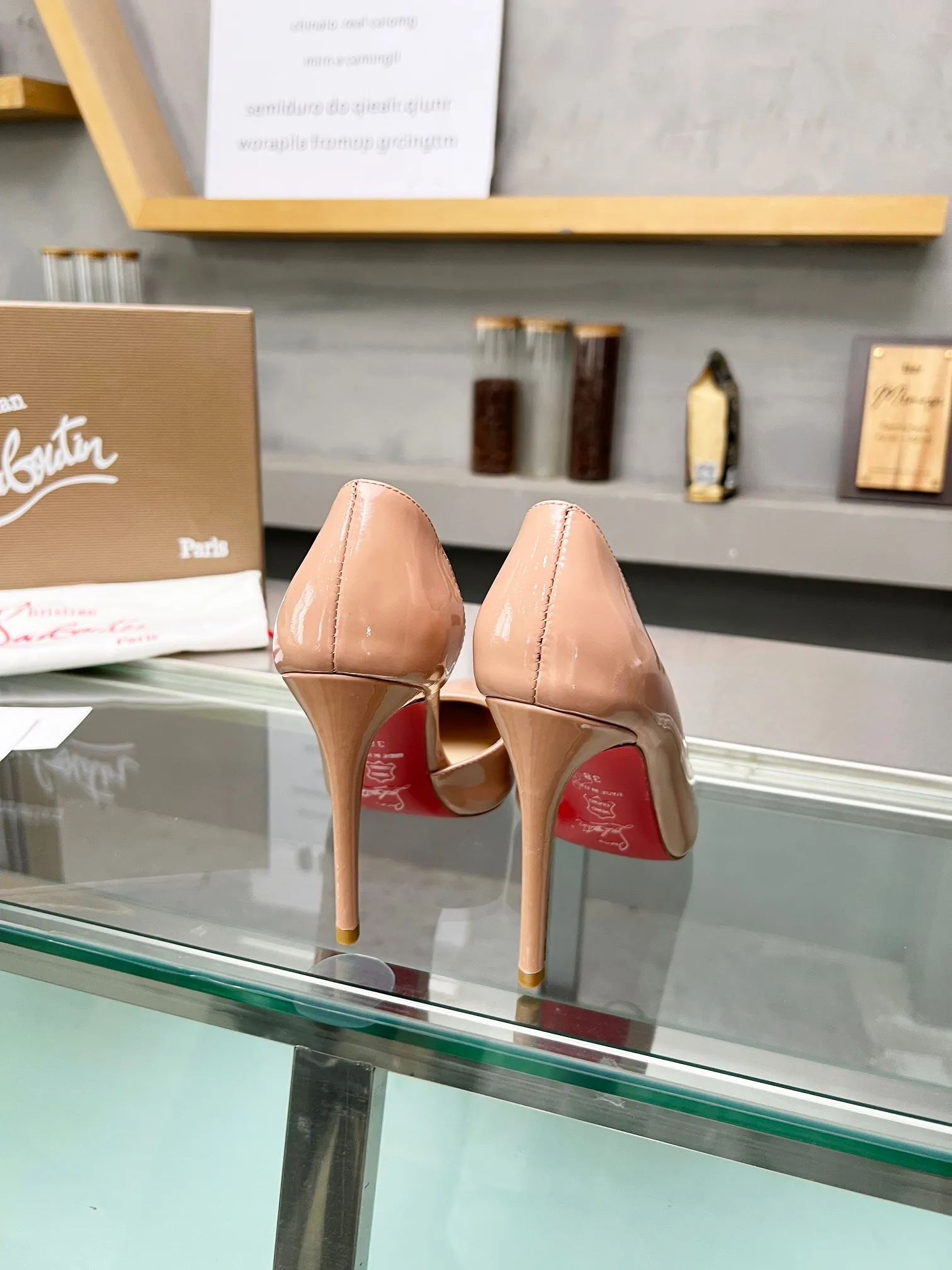 👟👟Ex-factory price 560👟👟 Christian Louboutin CL red-soled shoes‖ Globally limited edition! Blessings from Las Vegas❤ Inspired by the colorful neon of Las Vegas🎆 A century-old classic that will never go off the shelves. Handmade, exquisite craftsmanship❗Collectible work❗ Absolutely eye-catching existence🌟 Classic stiletto fashion shoes, you can't resist them at all. Absolute sexy goddess, releasing invincible femininity. The gorgeous red bottom is like the red carpet that the queen walks on when she ascends to the top. She is full of aura in every minute. Whether in love or in the workplace, she is famous in the end. Extraordinarily fascinating and full of femininity! Suitable for all kinds of gatherings 💎 Undefeated classic, all original models are made to order 🍳Fabrics: cow lacquer/silk/grete 🍳Inner lining: imported soft sheepskin lining feet 🍳Outsole: original genuine leather sole 🍳Heel height: 3cm/8.5cm/10.5cm higher inside the flat bottom 🍳Color: apricot ox lacquer, black ox lacquer, white ox lacquer Black Silk Silver Grete 🍳Size: 35-39 (40/41/42/43 customized, non-refundable) Standard size 🍳Packing: with cloth bag, card
